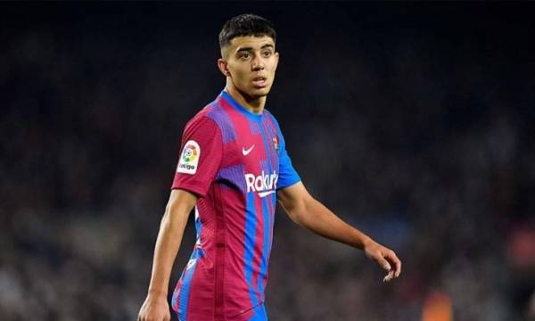 إلياس أخوماش مغاربي مسلم بأناقة ميسي في برشلونة