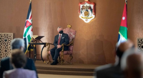 الملك يستمع إلى رد مجلس الأمة على خطاب العرش السامي