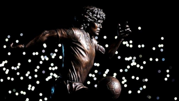 نابولي تحيي ذكرى وفاة مارادونا بتمثال مميز يخلد ذكرى الساحر.