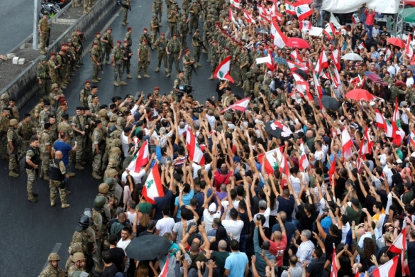 احتجاجات غاضبة وقطع للطرق في لبنان.. والرئيس عون يدعو قطر للاستثمار في بلاده