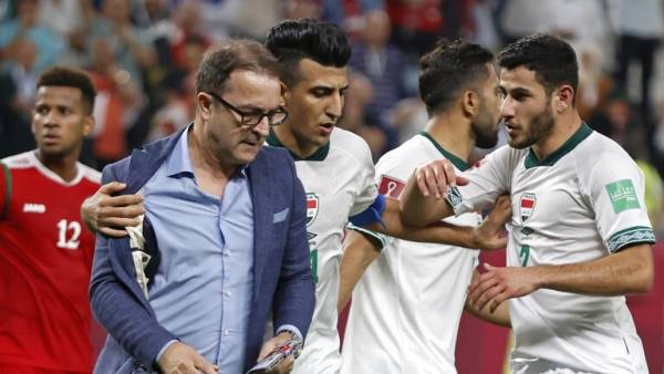 بالفيديو.. تصرف غريب من مدرب المنتخب العراقي في كأس العرب