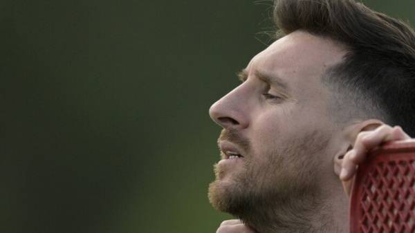 بعد ساعات من فوزه ب الكرة الذهبية.. ميسي يصاب بالمرض