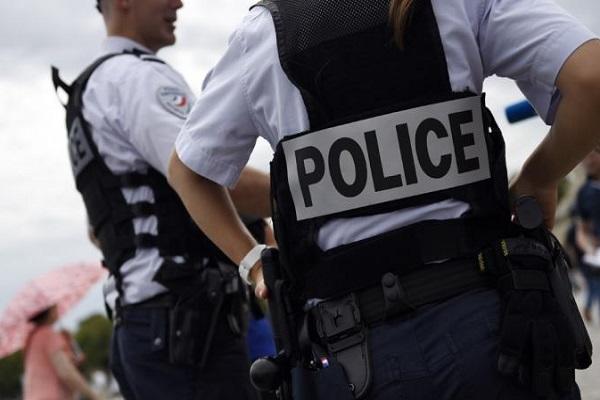 مسلح يرتدي ملابس النينجا يصيب شرطيتين فرنسيين بجروح