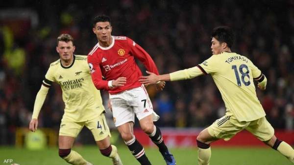 رونالدو يتجاوز 800 هدف بثنائية في فوز يونايتد على أرسنال