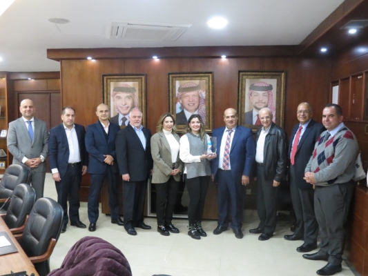 مجلس إدارة الاتحاد  الأردني لشركات التأمين يكرم المهندسة هيا وليد زعرب