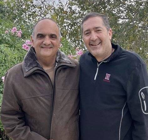 صورة كتف على كتف من الفن التشكيلي ورسالة البعد الرابع