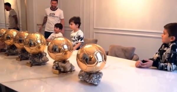 نجل ميسي يسأله: لماذا فزت بالكرة الذهبية السابعة؟