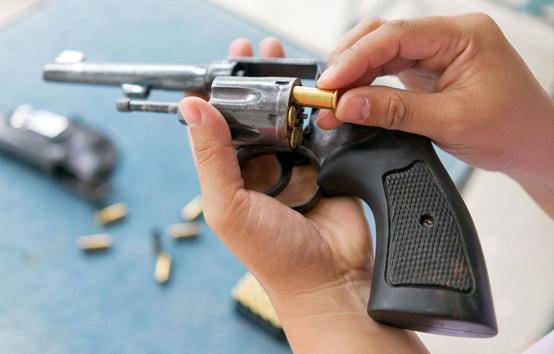 مواطن يطلق النار على نفسه بالخطأ