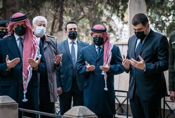 الملك يشارك بتشييع جثمان رئيس الوزراء الاسبق فايز الطراونة