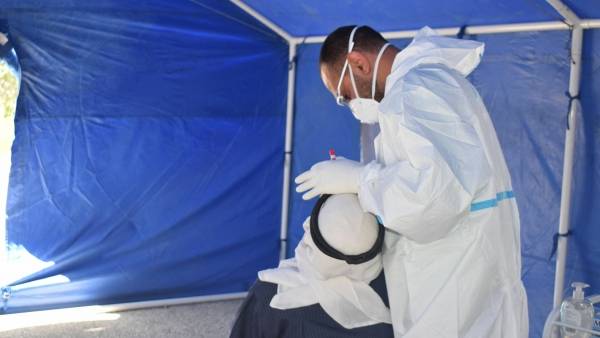 هل يصاب بـأوميكورن من تلقى 3 جرعات من اللقاح؟