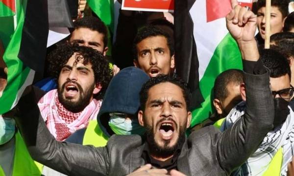 رؤساء حكومات الماضي بين «فكي كماشة»: شارع «لا يرحم» وإقصاء «رسمي»