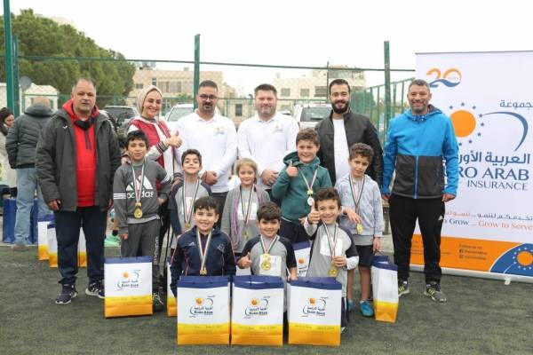 المجموعة العربية الأوروبية للتأمين تتوج فريقها الحاصل على رعاية الشركة في دوري طلاب المدرسة المعمدانية.. شاهد الصور