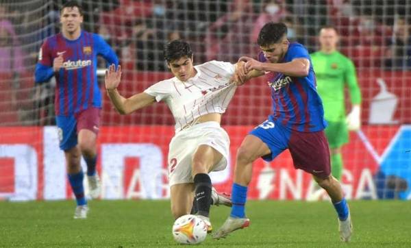 إشبيلية يصمد ويتعادل بعشرة لاعبين مع برشلونة