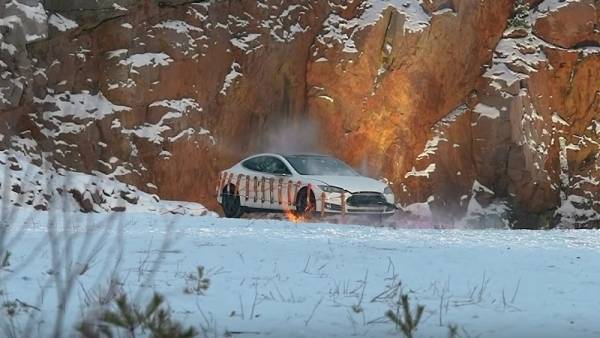 مالك لسيارة تسلا يُفجرها بـ30 كيلو من الديناميت !