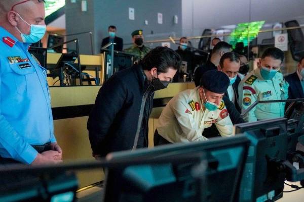 ولي العهد يزور خلية أزمة كورونا ويشيد بجهودها