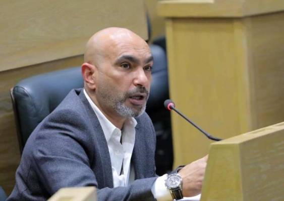 النائب الحراسيس يهاجم وزير العمل: اقعد عاقل