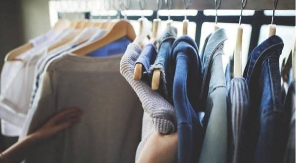 توجه حكومي لدراسة مطالب تجار الألبسة والأقمشة والأحذية حول الطرود البريدية