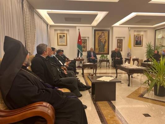 بالصور محافظ العاصمة والمجلس الأمني يقدمان المعايدة بالاعياد لمجلس الكنائس