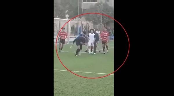 مشهد صادم.. لاعب مصري ناشئ يعتدي على حكم مباراة باللكم والضرب (فيديو)