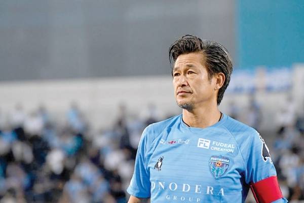 الملك كازو يواصل مسيرته في الملاعب رغم بلوغه 55 عاما