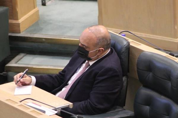 الخصاونة يسجل أسماء النواب أثناء موافقتهم على تعديل الدستور