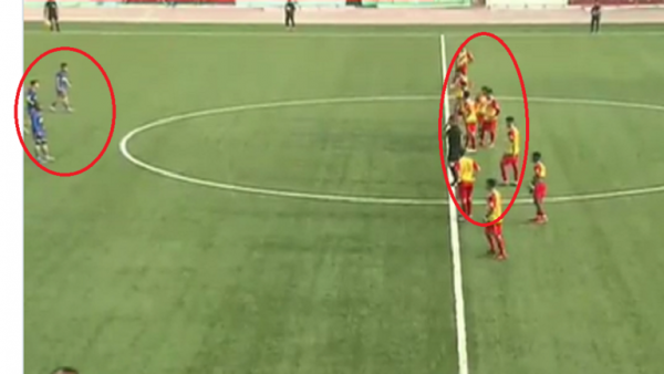 سذاجة اللاعبين أم انعدام الروح الرياضية؟.. فريق جزائري يسجل هدفين غريبين (فيديو)