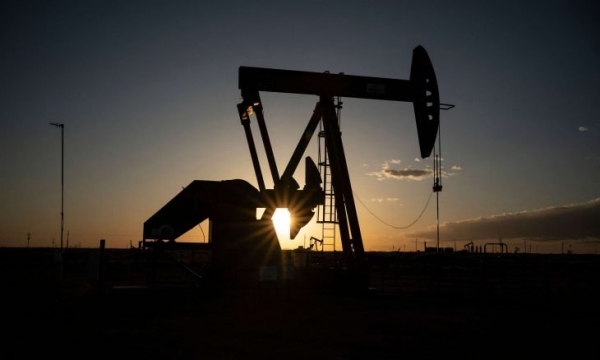 أسعار النفط تواصل الارتفاع الجمعة