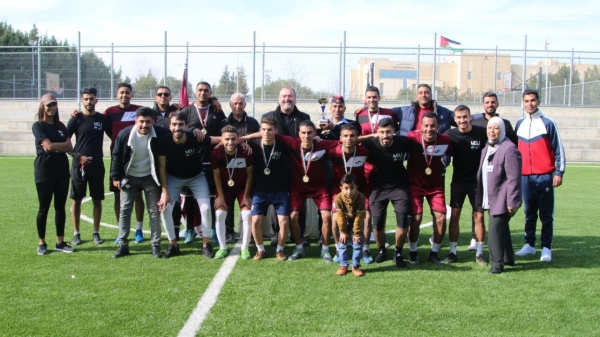 جامعة الشرق الأوسط تنظم مباراة كرة قدم مع مديرية الأمن العام...وعميد شؤون الطلبة يتوج الفريقين ( المواقع والصحافة)