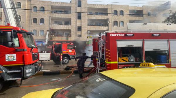حريق مستودع مواد بناء داخل مبنى سكني في إربد