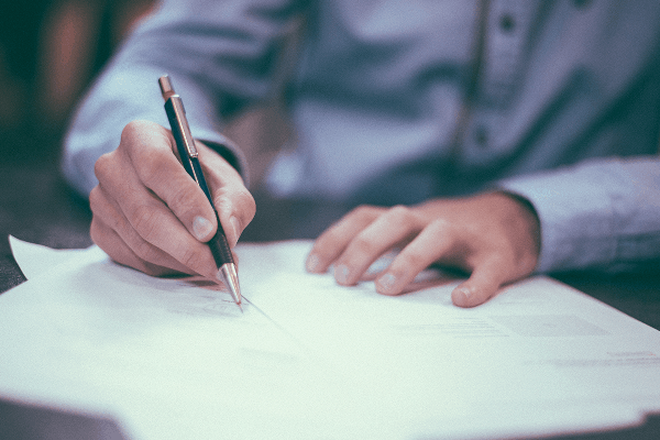 إنذار موظف لاتصاله بالوزير!