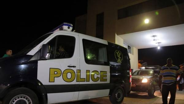 تفاصيل صادمة .. مصرية تخدر أبناءها وتلقيهم في المقابر