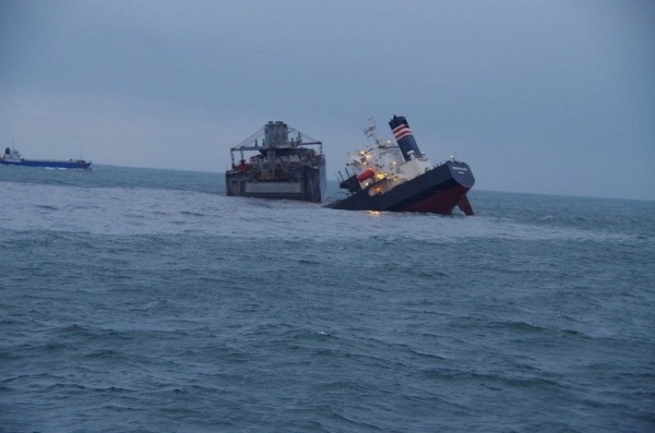 انشطار سفينة مصرية بسبب الظروف الجوية ونجاة طاقمها