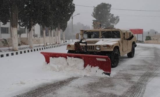 الجيش يساعد بفتح الطرق ويخلي من تقطعت بهم السبل
