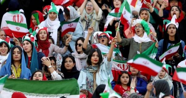 قرار ايراني مفاجئ بشأن حضور النساء مبارايات