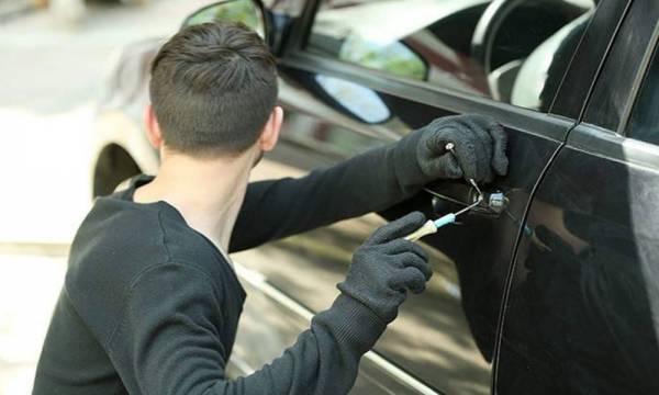 بزمن قياسي .. ضبط سارقي إحدى المركبات وبحوزتهم مواد مخدرة .. تفاصيل