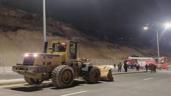 إزالة صخرة قبل سقوطها في شارع الستين