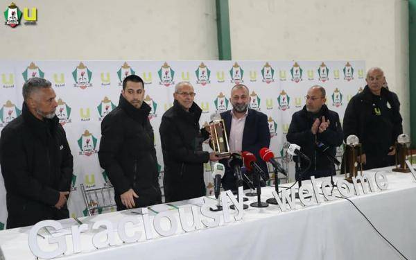 الوحدات يقدم مدربه البرازيلي فييرا