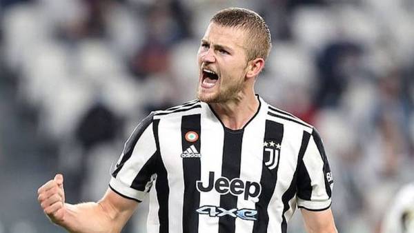 بيكيه منع دي ليخت من الانضمام لبرشلونة