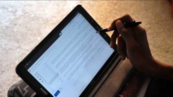 نائب للعسعس: بكفي تلعب بالتابلت.. ورئيس الجسلة يرد: بسجل ملاحظات!