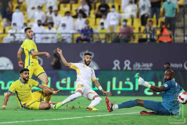 مشهد نادر يظهر في قمة الاتحاد والنصر