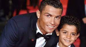 بنفس القميص والرقم والاسم.. رونالدو الابن يلحق بوالده رسميا