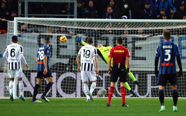 دي ليخت: مالينوفسكي سجل هدفًا مستحيلًا في يوفنتوس