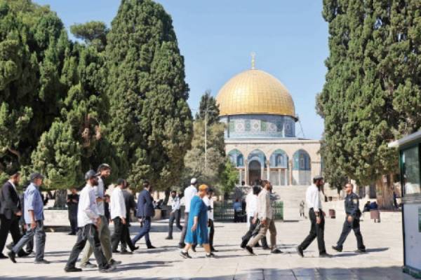 مستوطنون متطرفون يقتحمون الأقصى بحراسة شرطة الاحتلال