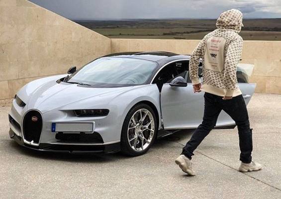 بنزيما.. هاوي جمع السيارات الفاخرة