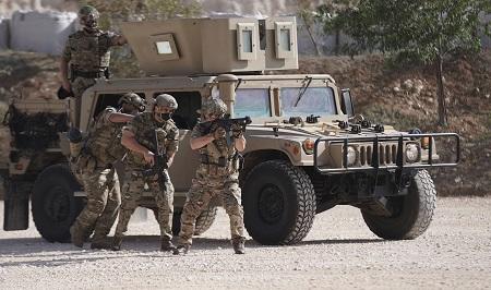 الملك يشارك بتمرين يحاكي القضاء على عناصر إرهابية