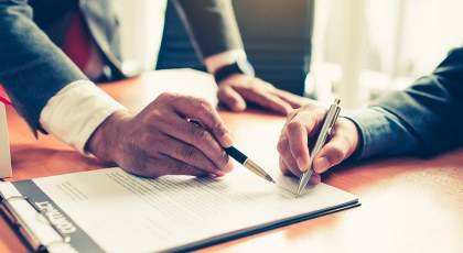 هيئة مديرين لشركة وساطة تبيع حصصها في بنك محلي لصالح شركة وساطة زميلة