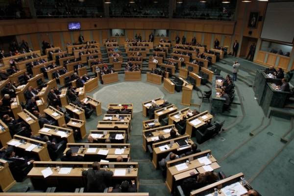 نائب: نقل موظف لريال مدريد أسهل من نقله بالفوسفات