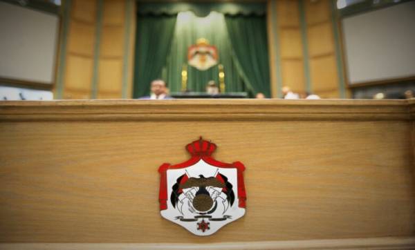 إحالة موظفين في الجمارك للتقاعد على طاولة إدارية النواب