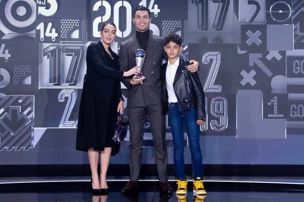 هل يلعب رونالدو مع ابنه في فريق واحد؟