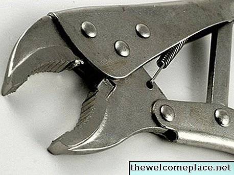 الأردنيون بين فكي كماشة